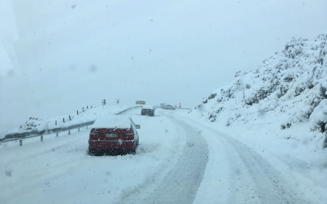 Snow on the Blackmount-Redcliff Rd, western Southland.