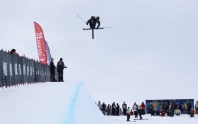 Finley Melville Ives in action at the FIS World Cup halfpipe event in Calgary, 4 January, 2026. (Photo by FIS Park and Pipe).