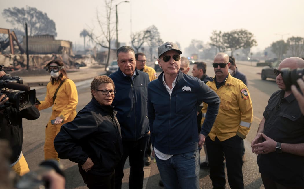 LOS ANGELES, CALIFORNIA - JANUARY 8: California Governor Gavin Newsom and Los Angeles Mayor Karen Bass tour the downtown business district of Pacific Palisades as the Palisades Fire continues to burn on January 8, 2025 in Los Angeles, California. Fueled by intense Santa Ana Winds, the Palisades Fire has grown to over 2,900 acres and 30,000 people have been ordered to evacuate while a second major fire continues to burn near Eaton Canyon in Altadena.   Eric Thayer/Getty Images/AFP (Photo by Eric Thayer / GETTY IMAGES NORTH AMERICA / Getty Images via AFP)
