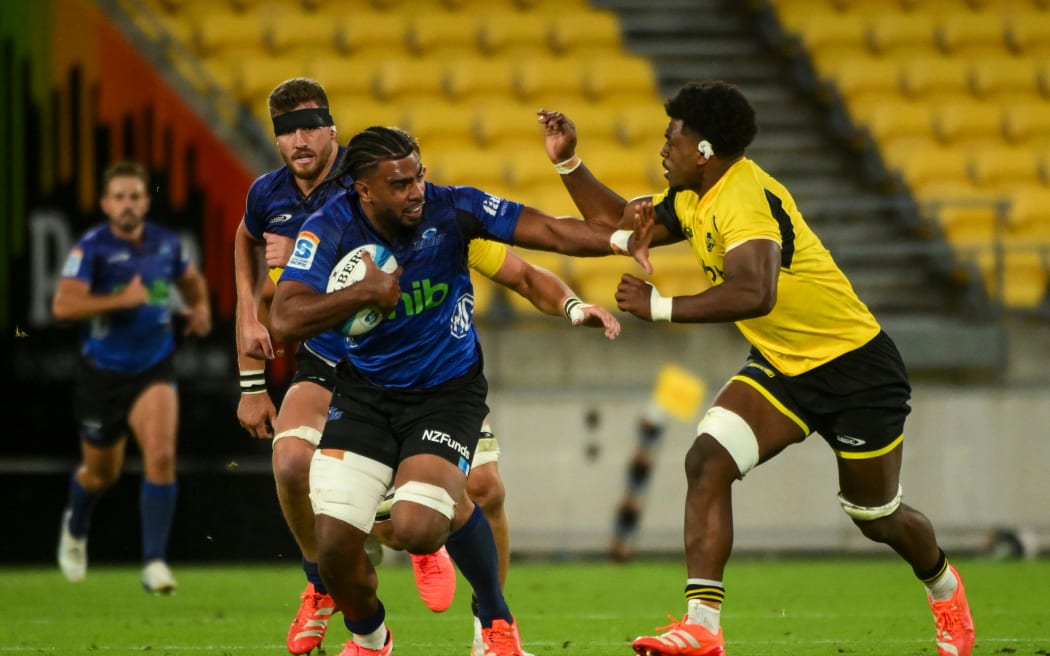 Hoskins Sotutu on the burst against the Hurricanes