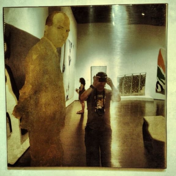 Selfie/Autoretrato inside an art museum.