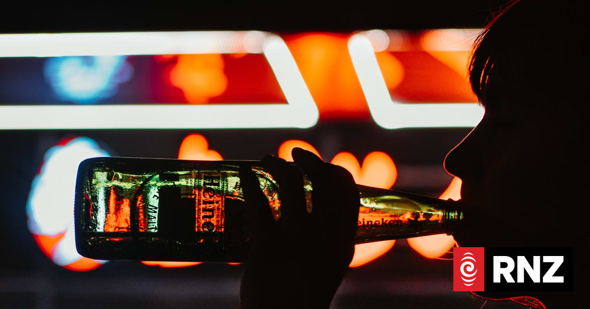 Kiwis get 'gold medal for hazardous drinking', alcohol researcher says