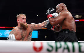 ARLINGTON, TEXAS - NOVEMBER 15: (L-R) Jake Paul and Mike Tyson fight during LIVE On Netflix: Jake Paul vs. Mike Tyson at AT&T Stadium on November 15, 2024 in Arlington, Texas.   Sarah Stier/Getty Images for Netflix © 2024/AFP (Photo by Sarah Stier / GETTY IMAGES NORTH AMERICA / Getty Images via AFP)