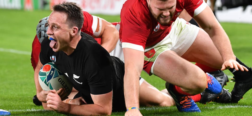 New Zealand's wing Ben Smith (L) reacts after diving for a try then disallowed  during the Japan 2019 Rugby World Cup bronze final match between New Zealand and Wales at the Tokyo Stadium in Tokyo on November 1, 2019. (Photo by Kazuhiro NOGI / AFP)