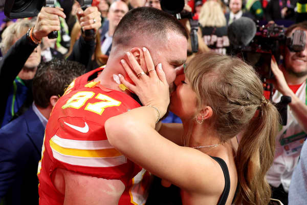 US singer-songwriter Taylor Swift and Kansas City Chiefs' tight end #87 Travis Kelce embrace after the Chiefs won Super Bowl LVIII against the San Francisco 49ers at Allegiant Stadium in Las Vegas, Nevada, February 11, 2024. (Photo by Patrick T. Fallon / AFP)