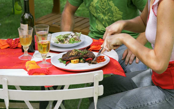 Couple eating lunch outdoors (Photo by STOCK4B GMBH / Image Source / Image Source via AFP)