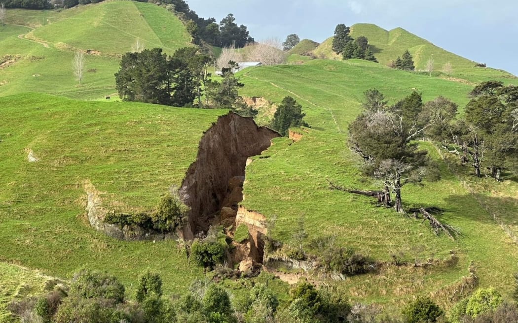 Huge hillside crack at OngaOnga in Hawke's Bay