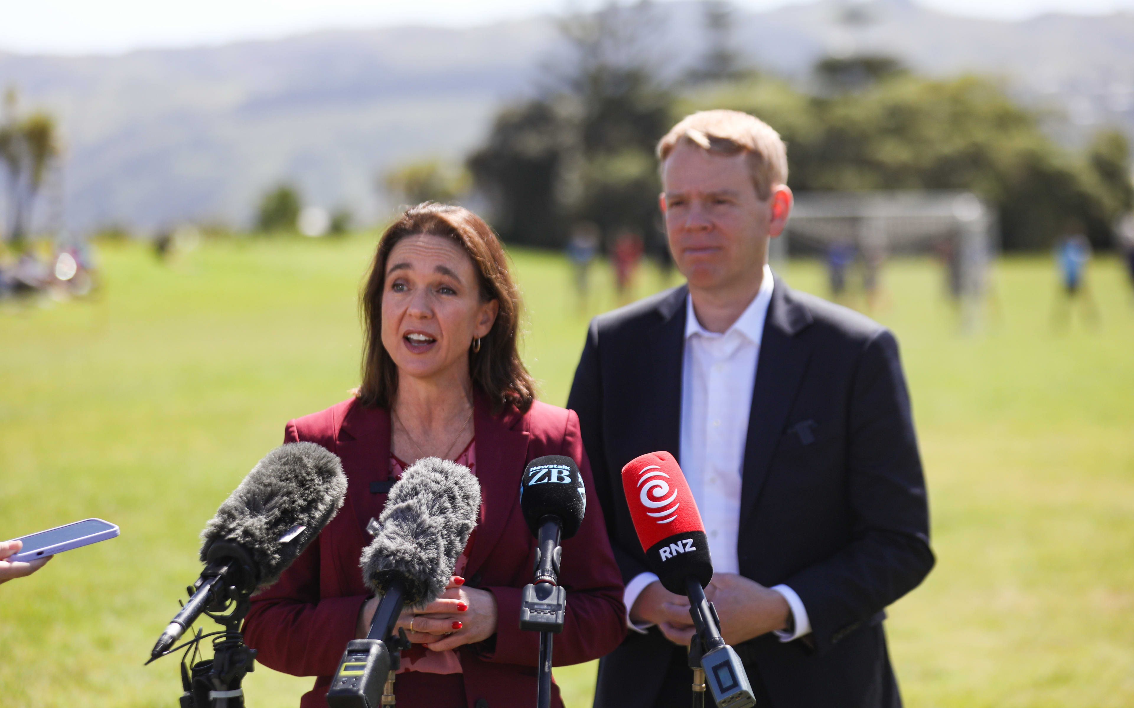 Labour leader Chris Hipkins and Hutt South candidate Ginny Andersen announce the party's policy to get kids off screens.
