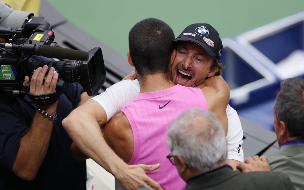 NEW YORK, NEW YORK - SEPTEMBER 07: Carlos Alcaraz of Spain (L) celebrates with coach Juan Carlos Ferrero after defeating Jannik Sinner of Italy during their Men's Singles Final match on Day Fifteen of the 2025 US Open at USTA Billie Jean King National Tennis Center on September 07, 2025 in New York City.   Al Bello/Getty Images/AFP (Photo by AL BELLO / GETTY IMAGES NORTH AMERICA / Getty Images via AFP)