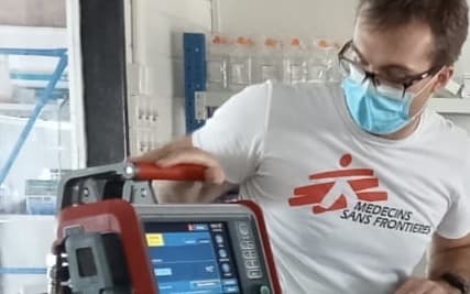 MSF's Doctor Darren Pezzack, an emergency doctor working in Kiribati – setting up some equipment in the COVID-19 high dependency space near the Central hospital on south Tarrawa. 2022