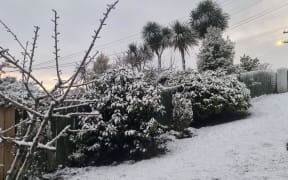 Residents in Dunedin's hill suburbs are waking to fresh snow this morning.