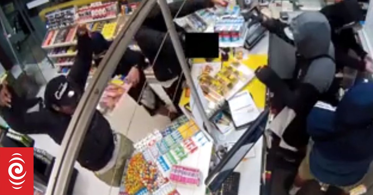Ram raid caught on camera | RNZ News