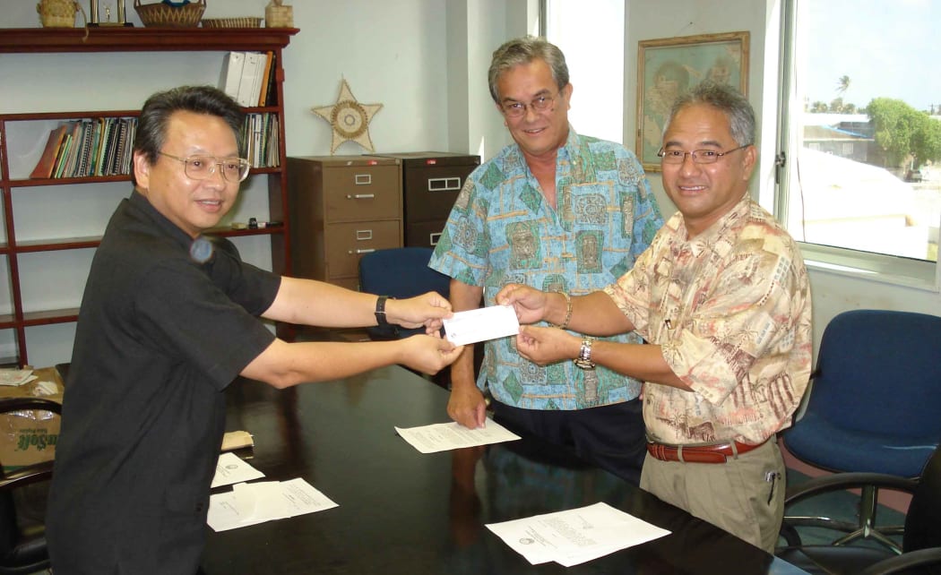 Tony de Brum (center) with Taiwan Ambassador Bruce Linghu (left) and Marshall Islands Finance Minister Jack Ading, in 2008.