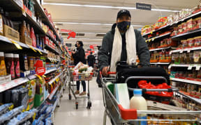 Residents stock up on provisions at a shopping centre in Sydney on July 17, 2021, after authorities ordered new restrictions as a weeks-long lockdown failed to quash an outbreak of the Covid-19 coronavirus. (Photo by Steven Saphore / AFP)