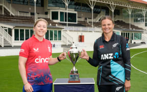 Heather Knight (ENG) and Suzie Bates (NZL) ahead of the 2024 cricket series.