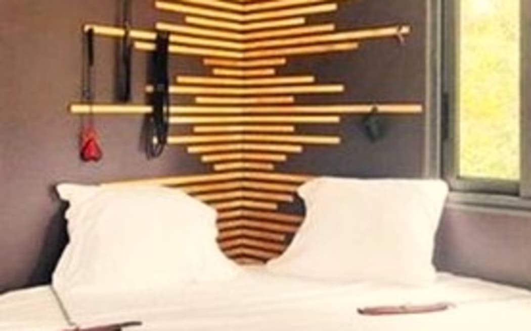 Mirrors, accessories, special bed… New Caledonia’s first love hotel is making waves.