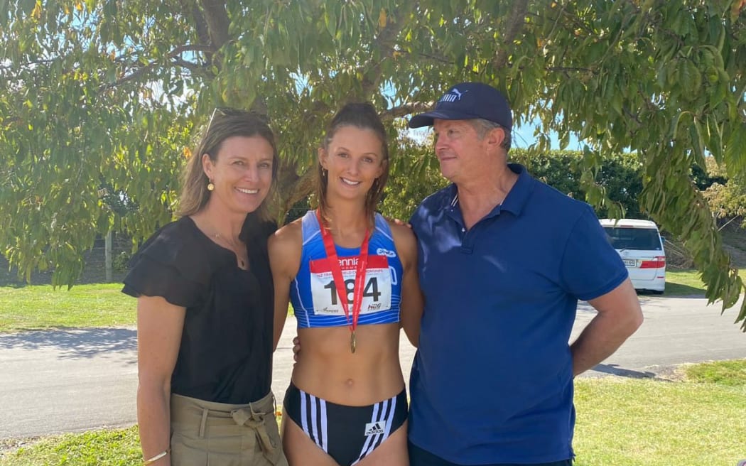 Camryn Smart and parents. Toni Hodgkinson (left) and Alistair Smart (right).