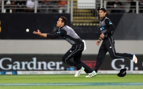 New Zealand's Ross Taylor (L) is unable to take a catch as teammate Anaru Kitchen (R) looks on, during the final Twenty20 Tri Series international cricket match between New Zealand and Australia at Eden Park in Auckland on February 21, 2018.  / AFP PHOTO / MICHAEL BRADLEY