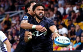 Hurricanes Fehi Fineanganofo celebrates.