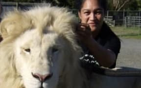 Former park manager Bridgette Henare with Sabilli, a white lion, in 2009.