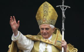 (FILES) In this file photograph taken on December 25, 2005, Pope Benedict XVI delivers his first Christmas Day "Urbi et Orbi" (the city and the world) message to pilgrims and tourists on St Peter's Square at The Vatican. - Pope Emeritus Benedict XVI, a German theologian whose 2013 resignation took the world by surprise, died on December 31, 2022, at age 95, the Vatican announced. (Photo by Vincenzo PINTO / AFP)