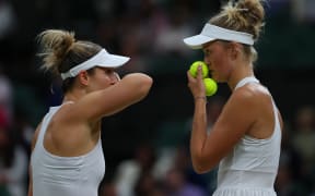 Erin Routliffe (NZL) talks tactics with doubles partner Gabriela Dabrowski (CAN), Wimbledon 2024.