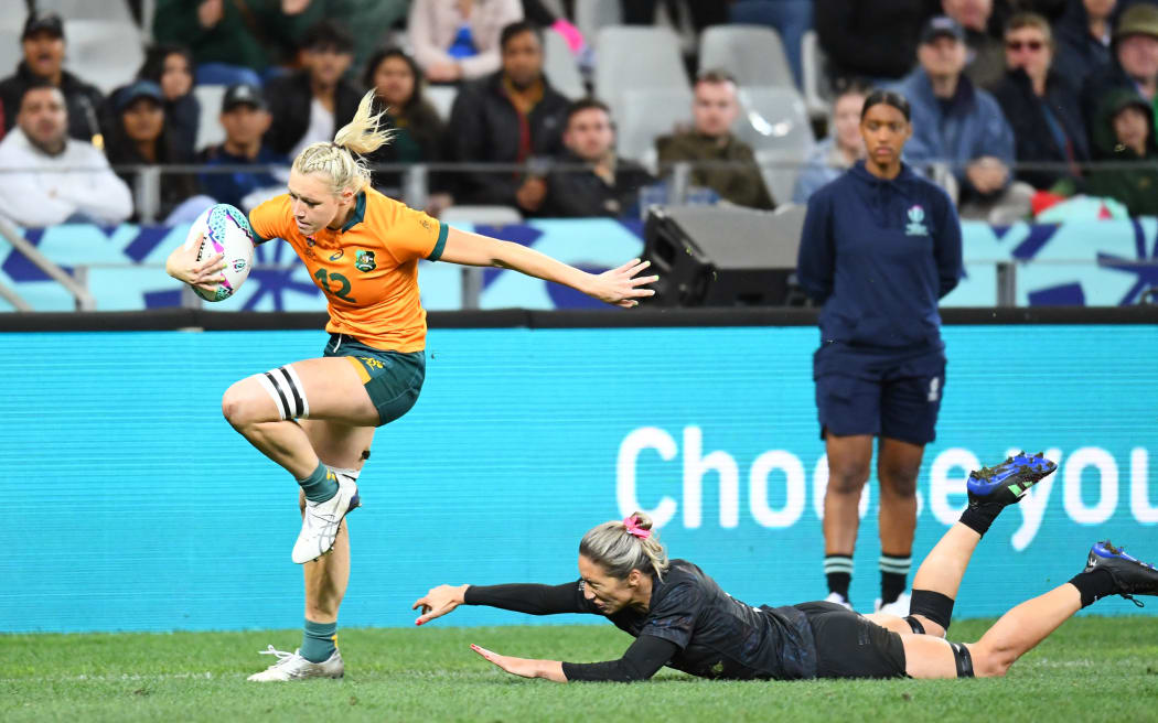 Sarah Hirini of New Zealand tries to stop Maddison Levi (L) of Australia during the women's rugby sevens championship final match in Cape Town.