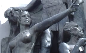 This bronze statue on the Wellington waterfront depicts Kupe Raiatea, the great Maori explorer, his wife Te Aparangi and the tohunga Pekahourangi.