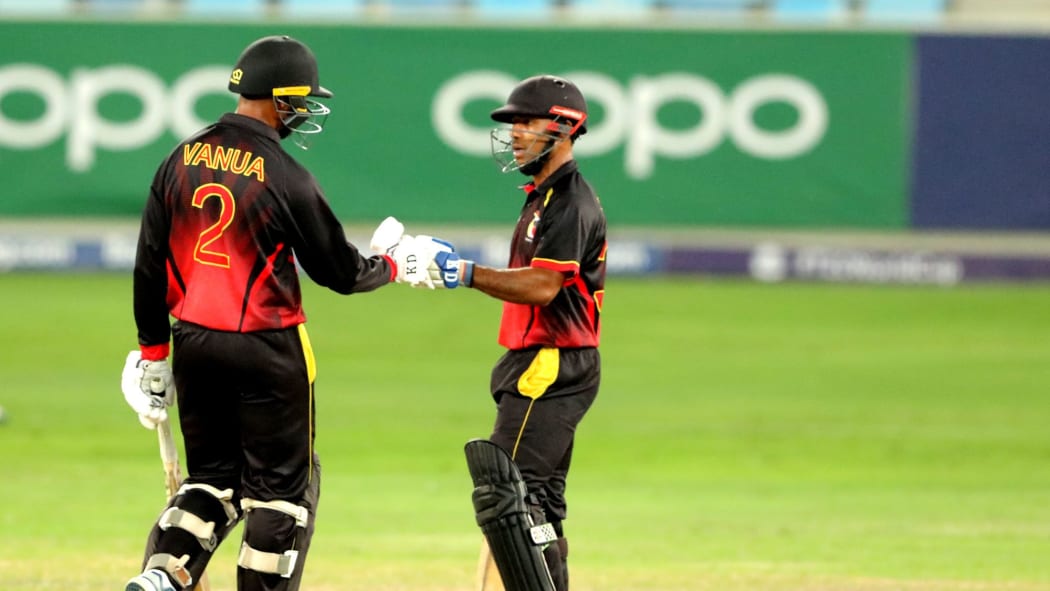 Sese Bau & Norman Vanua meet between overs
