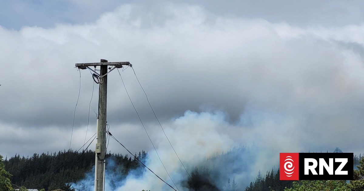 Helicopters called in to assist with bush fire in Upper Hutt | RNZ