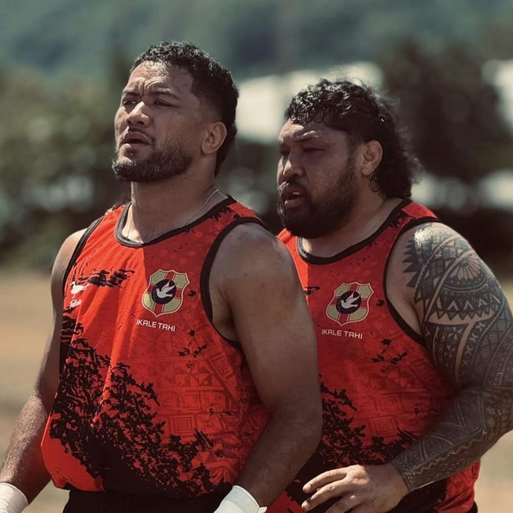 'Ikale Tahi captain Ben Tameifuna (back) and Tupou Ma'afu Afu work on a lineout move.