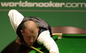 Former world snooker champion Steve Davis plays a shot during the World Snooker Championships at The Crucible 17 April 2006.