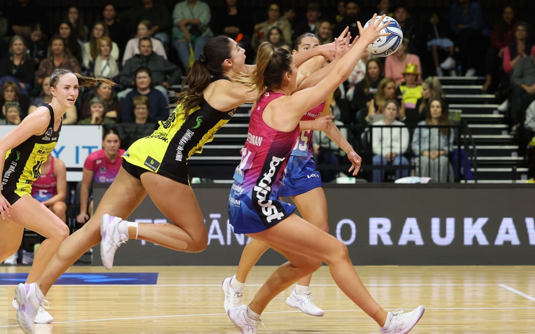 Pulse's Parris Mason (L) with Steel's Georgia Heffernan