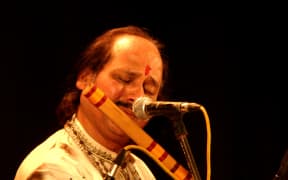 Ronu Mujumdar performing in Pune