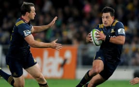 Highlanders Rob Thompson (R) and Ben Smith (L) on the move