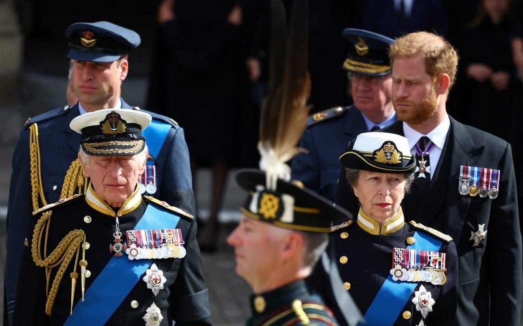 El rey Carlos III de Gran Bretaña, la princesa Ana, la princesa real, el príncipe William, el príncipe de Gales y el príncipe Harry, duque de Sussex, se encuentran frente a la Abadía de Westminster después del funeral de estado en Londres, el 19 de septiembre de 2022.