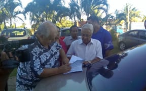 Mick Beddoes and Labour Party leader leader Mahendra Chaudhry sign a statement saying they will not accept the election result.
