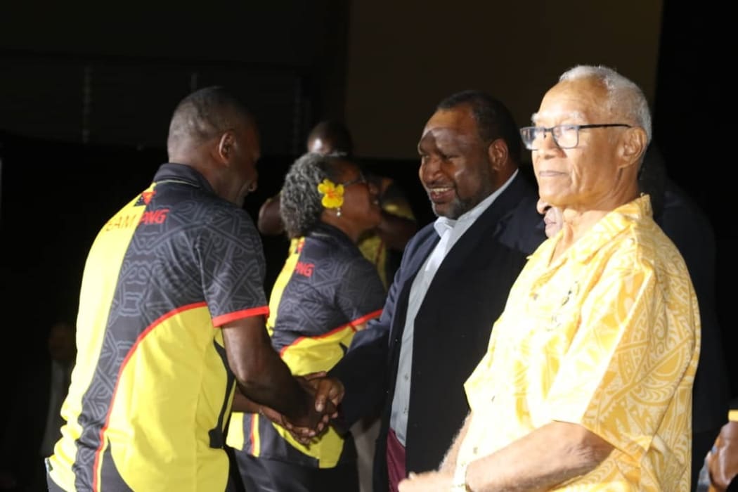 PM James Marape (c) and PNG Olympic Committee President Sir John Dawanicura (R) with athletes at the Team PNG farewell ceremony.