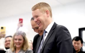 Labour leader Chris Hipkins visits innovation centre at Auckland University