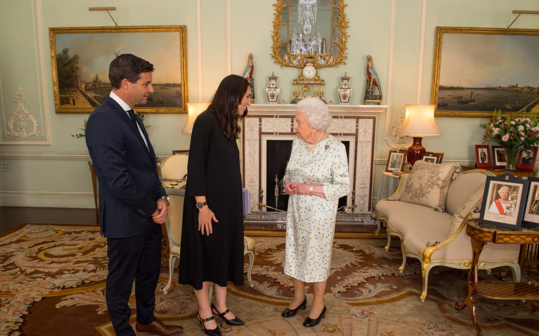 Prime Minister of New Zealand Jacinda Ardern (C) and her partner Clarke Gayford (L) are greeted by Britain's Queen Elizabeth II during a private audience at Buckingham Palace in London on April 19, 2018. . / AFP PHOTO / POOL / Dominic Lipinski