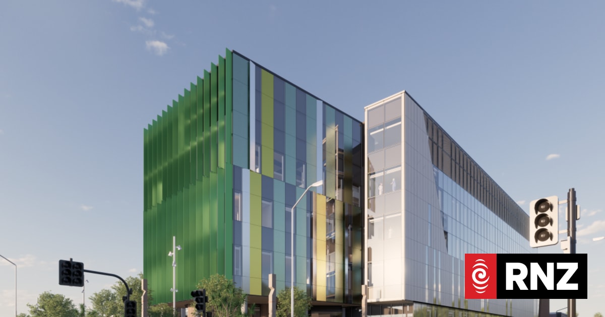 Dunedin Hospital's Inpatient building on the up as steel goes in | RNZ