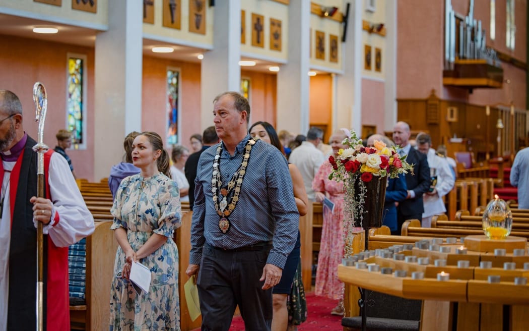 Napier Mayor Richard McGrath wears his mayoral chains at an earthquake memorial service at the Waiapu Cathedral.