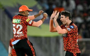 Sunrisers Hyderabad's captain Pat Cummins (R) celebrates with teammate after taking the wicket of Kolkata Knight Riders' Sunil Narine (not pictured) during the Indian Premier League (IPL) Twenty20 first qualifier cricket match between Sunrisers Hyderabad and Kolkata Knight Riders at the Narendra Modi Stadium in Ahmedabad on May 21, 2024. (Photo by Punit PARANJPE / AFP) / -- IMAGE RESTRICTED TO EDITORIAL USE - STRICTLY NO COMMERCIAL USE --