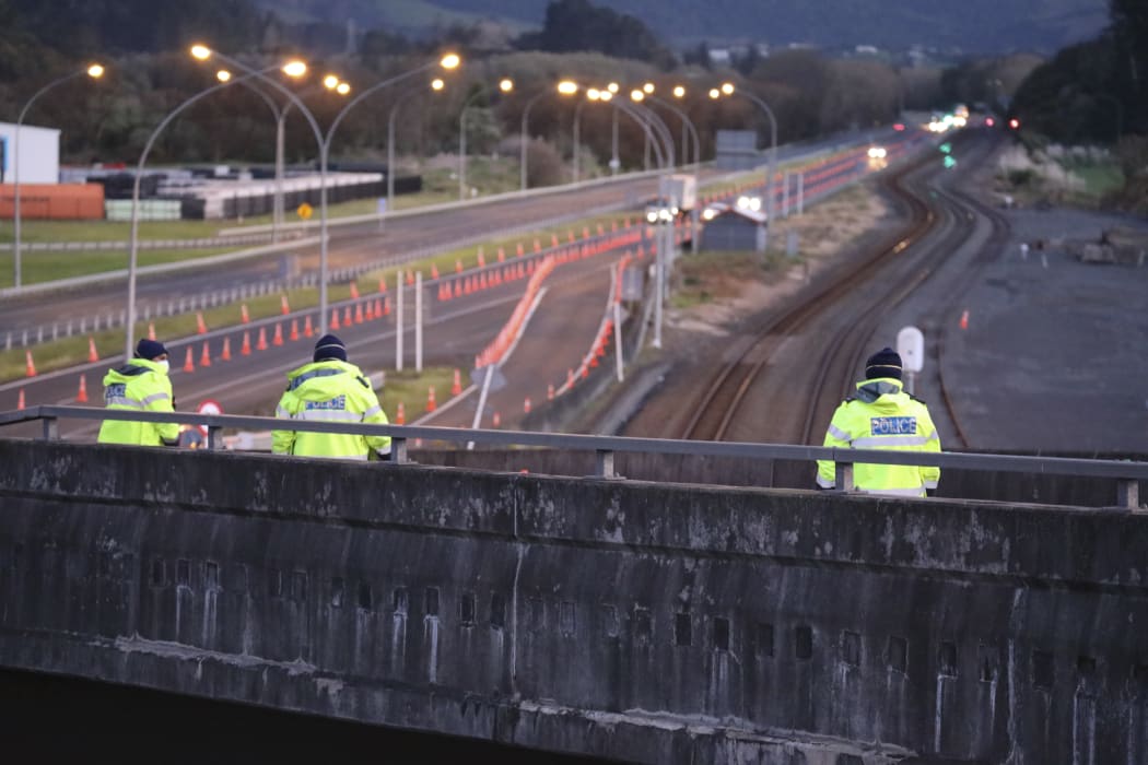 Police monitoring a checkpoint in Mercer, near Auckland's border with Waikato.