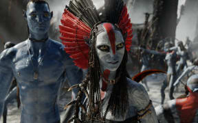 (L-R) Quaritch (Stephen Lang) and Varang (Oona Chaplin) in Avatar: Fire and Ash.