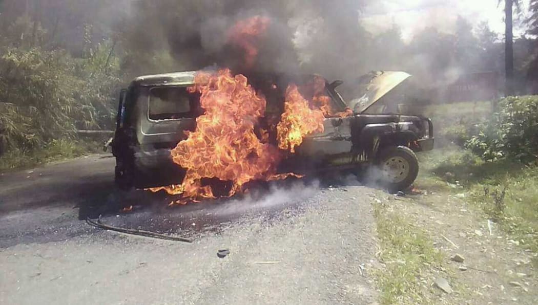 Police vehicle burnt in PNG's Enga province in deadly violence between Amala and Teremanda villagers, May 2018.