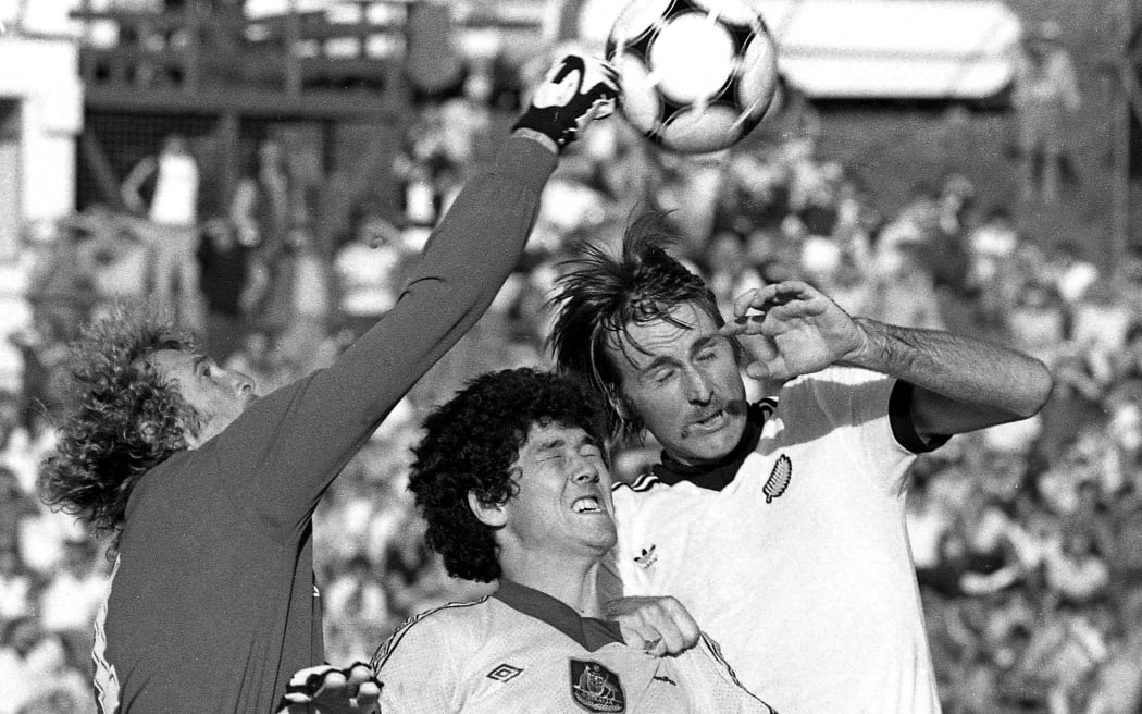 Brian Turner (R) beaten to the ball by the goalie for the All Whites as New Zealand drew 3-3 with Australia in the first elimination game of their pool in the 1982 Soccer World Cup at Mt Smart Stadium, 25 April 1981.