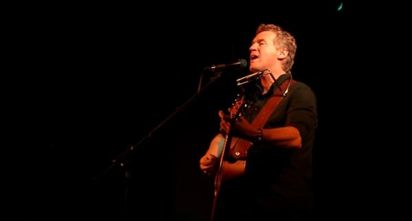 Don McGlashan performing.