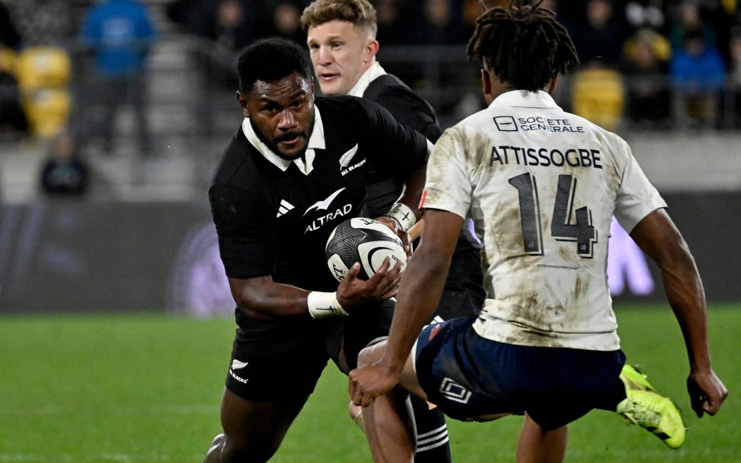Timoci Tavatavanawai charges forward.