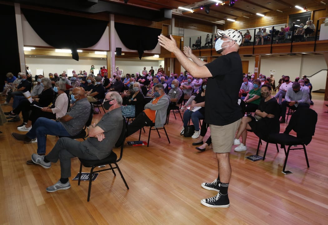 Whangārei-based television personality and entertainer Luke Bird stood up in the seated meeting and heckled WDC chief executive Rob Forlong, catalysing the call for those present to speak